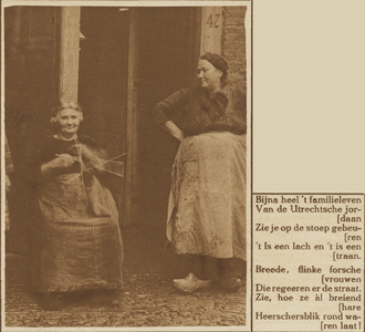 870847 Afbeelding van twee vrouwen voor de deur van hun woning, vermoedelijk in de Hooipoort in Wijk C te Utrecht, met ...
